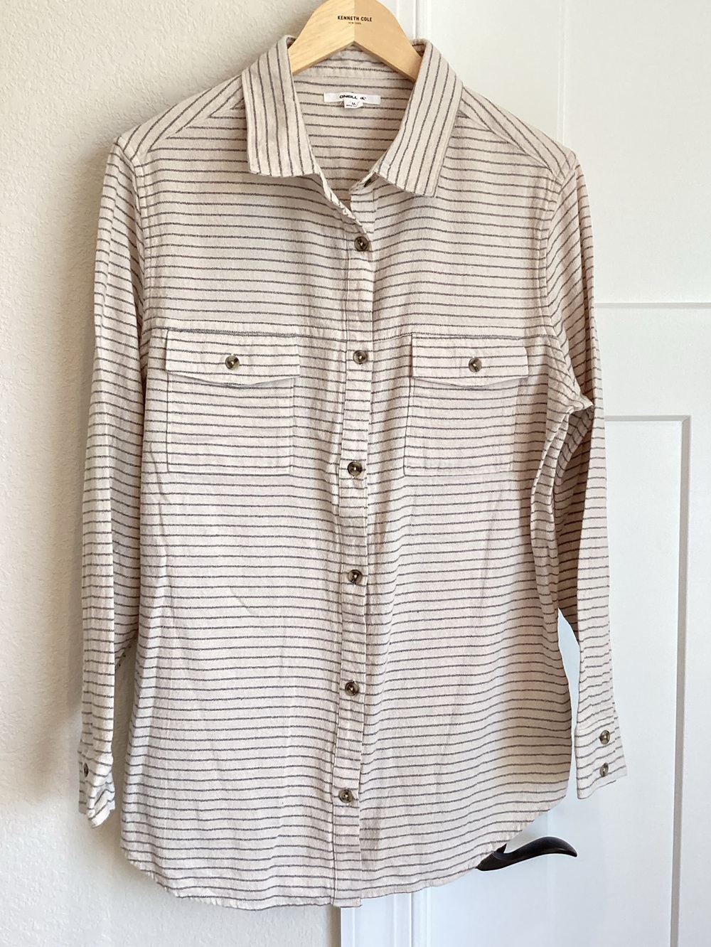 🌊O’Neill Women’s Long Sleeve Collared Button Down Shirt New Medium Gray Striped - Picture 2 of 11